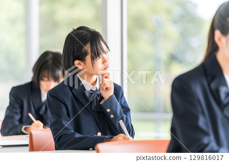 穿著制服的小學生、國中生、高中生、女高中生在學校教室裡認真聽課(疑問、困難、思考、難題) 穿著制服的小學生、國中生、高中生、女高中生在學校教室裡認真聽課(疑問、困難、思考、難題) 129816017