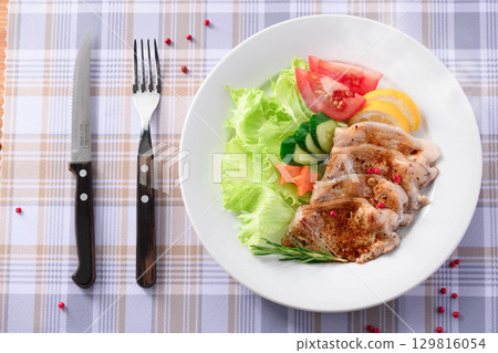 經典西式菜餚，炒豬肉配上色彩繽紛的蔬菜拼盤。無論在家烹飪還是在餐廳用餐，都是絕佳之選。 129816054