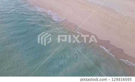 無人機空中拍攝的熱帶海灘 129816095