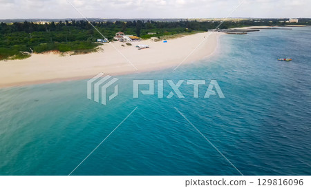 無人機空中拍攝的熱帶海灘 129816096