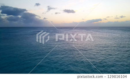 無人機空中拍攝的熱帶海灘 129816104