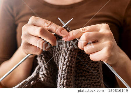 Close-up of a woman's hands knitting 129816149