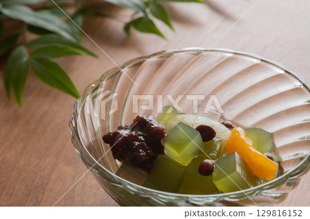 抹茶豆沙餡特寫，這是一種日本夏季甜點 129816152