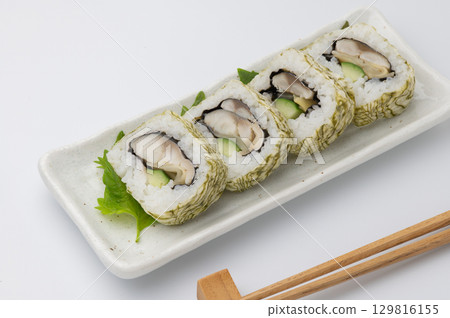 Marinated mackerel and oboro kelp sushi roll 129816155