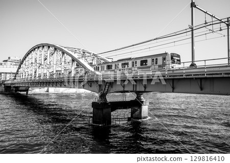 橫跨隅田川和JR總武線的隅田川大橋 2025.07 b-5 單色 129816410