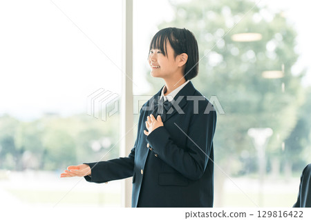 在補習班/學校班級積極主動發言的小學生、初中生、高中生(現役/學生會) 在補習班/學校班級積極主動發言的小學生、初中生、高中生(現役/學生會) 129816422