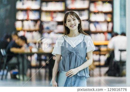 站在圖書館裡的年輕女子 站在圖書館裡的年輕女子 129816776