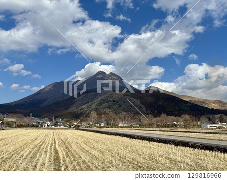 Winter countryside view of Mount Yufu and rice fields, Yufuin, Oita Prefecture Winter countryside view of Mount Yufu and rice fields, Yufuin, Oita Prefecture 129816966