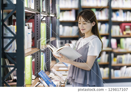 尋找一本書在圖書館裡的年輕女子 129817107