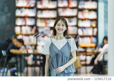 站在圖書館裡的年輕女子 129817110