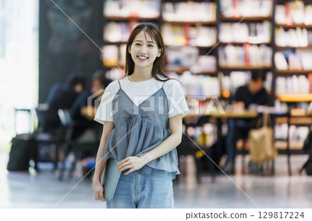 站在圖書館裡的年輕女子 129817224