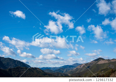 Maruyama Senmaida in winter, surrounding mountains and blue sky (Kumano City, Mie Prefecture) 129817332