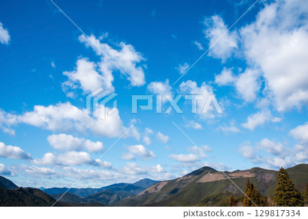 Maruyama Senmaida in winter, surrounding mountains and blue sky (Kumano City, Mie Prefecture) 129817334