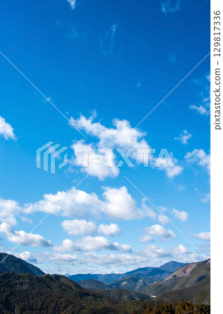 Maruyama Senmaida in winter, surrounding mountains and blue sky (Kumano City, Mie Prefecture) 129817336