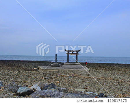 春日神社禦旅所的鳥居,孤零零地矗立在豐前市三木衛門的海岸上 春日神社禦旅所的鳥居,孤零零地矗立在豐前市三木衛門的海岸上 129817875