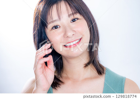 Smiling woman beauty 129818774