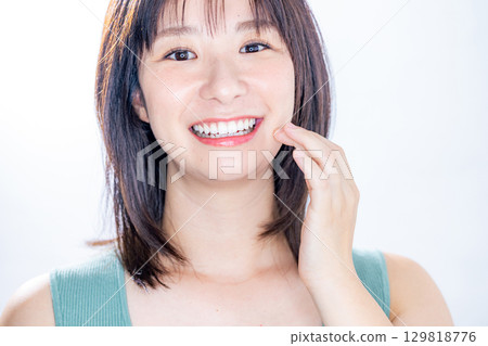 Smiling woman beauty 129818776