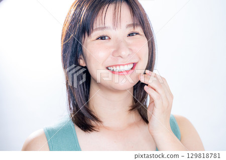微笑的女人美麗 129818781