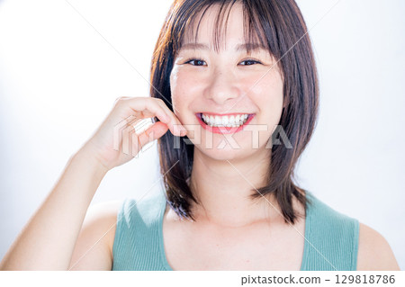 Smiling woman beauty 129818786