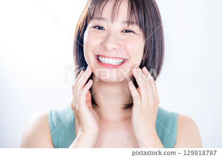 Smiling woman beauty Smiling woman beauty 129818787
