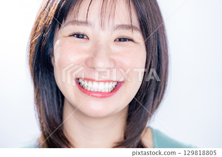 微笑的女人美麗 129818805