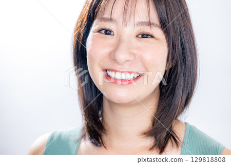 微笑的女人美麗 129818808