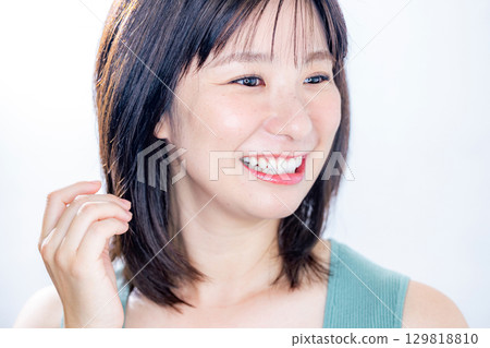 Smiling woman beauty Smiling woman beauty 129818810