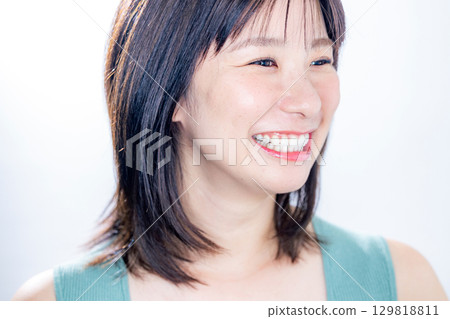 Smiling woman beauty Smiling woman beauty 129818811