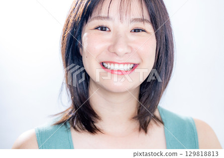 Smiling woman beauty 129818813