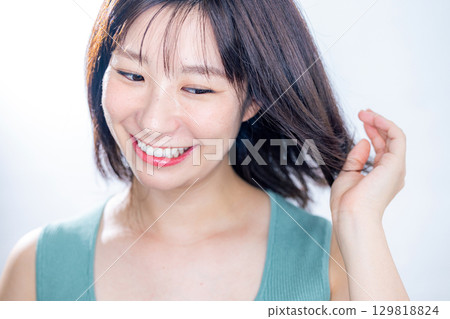 吹頭髮的女人 吹頭髮的女人 129818824