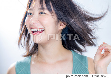 吹頭髮的女人 129818825