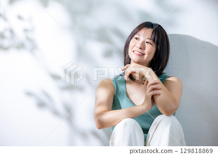 夏日陽光：靠牆的女人 129818869