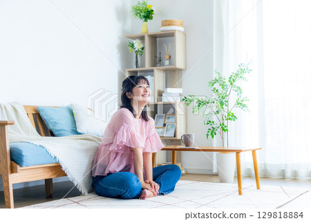 Young woman relaxing in the living room 129818884