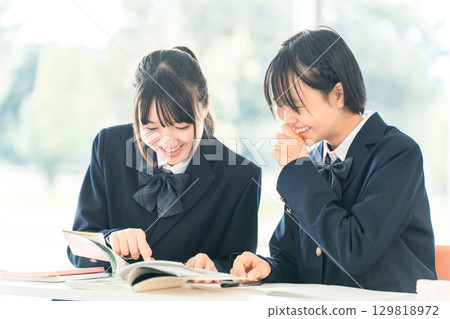Elementary school, junior high school, and high school girls in uniforms taking classes in the classroom 129818972