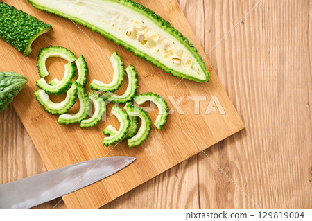 Bitter melon cut on a cutting board | Image of preparation and cooking process 129819004