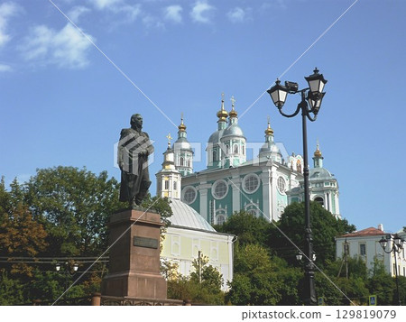 Monument to M.I.Kutuzov at the Holy Dormition Cathedral. Smolensk. 129819079
