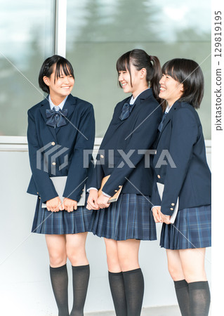 Middle school students, high school students, and female high school students walking through the school building with smiles (going to school, going home, commuting to school) 129819195
