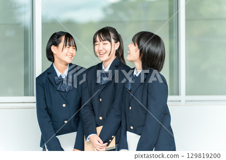 Middle school students, high school students, and female high school students walking through the school building with smiles (going to school, going home, commuting to school) 129819200