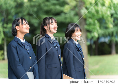 Smiling junior high school student, high school student, girl, student, high school girl (exam, grades) 129819208