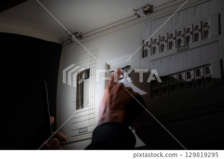 停電時用智慧型手機燈檢查斷路器 129819295