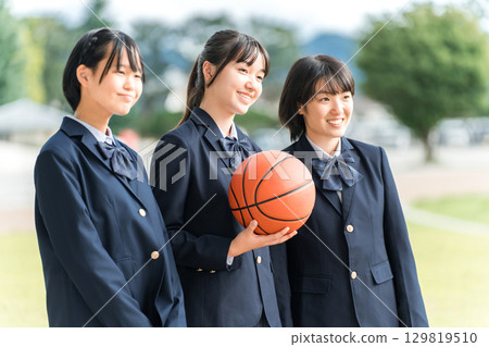 拿著籃球微笑的女國中生/高中生 拿著籃球微笑的女國中生/高中生 129819510