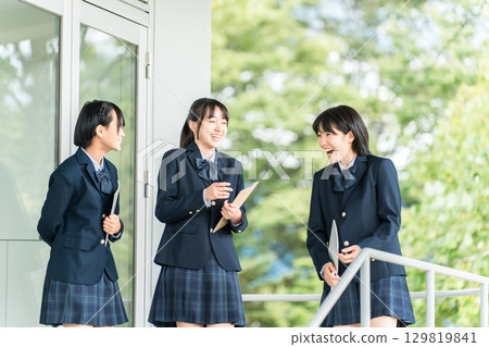 國中生、高中生、女高中生面帶笑容地走過教學大樓（上學、回家、上下學） 129819841