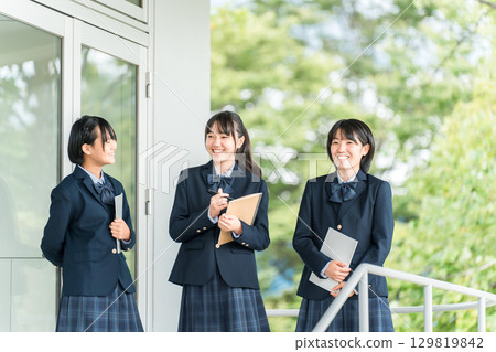國中生、高中生、女高中生面帶笑容地走過教學大樓（上學、回家、上下學） 129819842