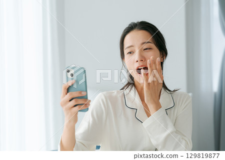 昏昏欲睡的女人與智慧型手機 129819877