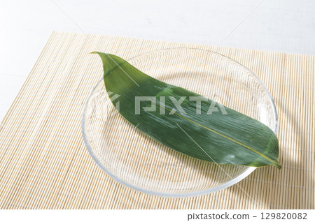 玻璃碗和竹葉 玻璃碗和竹葉 129820082