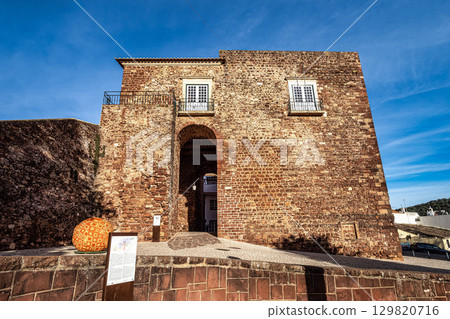 The city gate building, Torreao das Portas da Cidade in the city centre of Silves, Portugal, Europe The city gate building, Torreao das Portas da Cidade in the city centre of Silves, Portugal, Europe 129820716