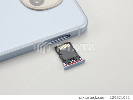 智慧型手機 SIM 卡和 microSD 卡插槽 129821051