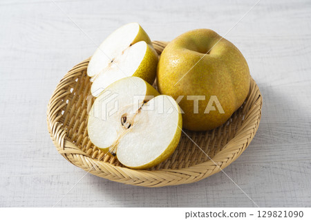 梨切成兩半 梨切成兩半 129821090