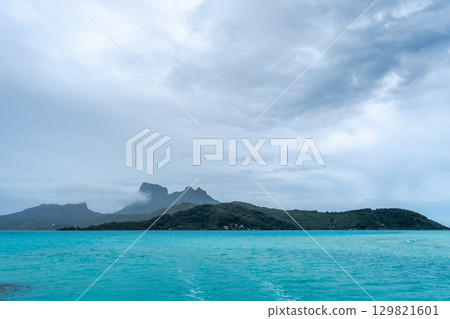 Panoramic View of Bora Bora Island in French Polynesia Panoramic View of Bora Bora Island in French Polynesia 129821601