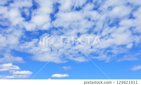 寬闊的藍天和雲彩 — — 正面的形象背景 寬闊的藍天和雲彩 — — 正面的形象背景 129821911